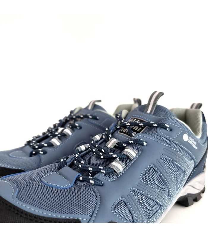 Vista del cierre con cordones de la zapatilla azul Coachella para hombre