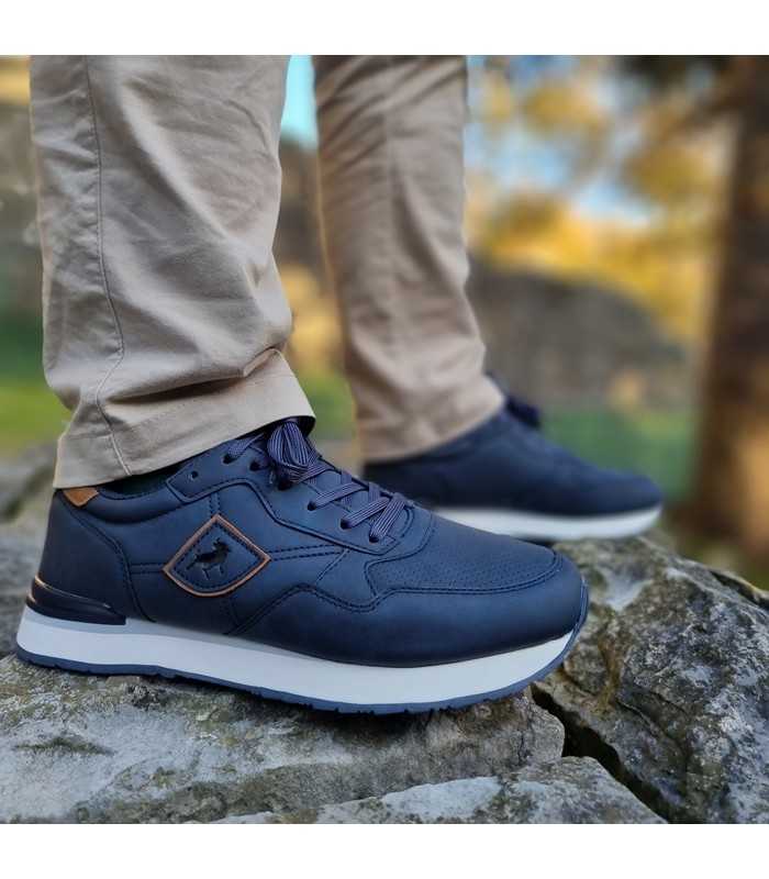 Zapatilla casual Lois hombre azul puestas en un hombre
