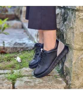 Modelo posando con Zapatos negros topo mujer de Renature puestos