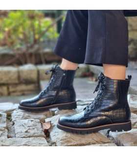 vista de los dos perfiles de Bota estilo militar negra de mujer puestas en modelo