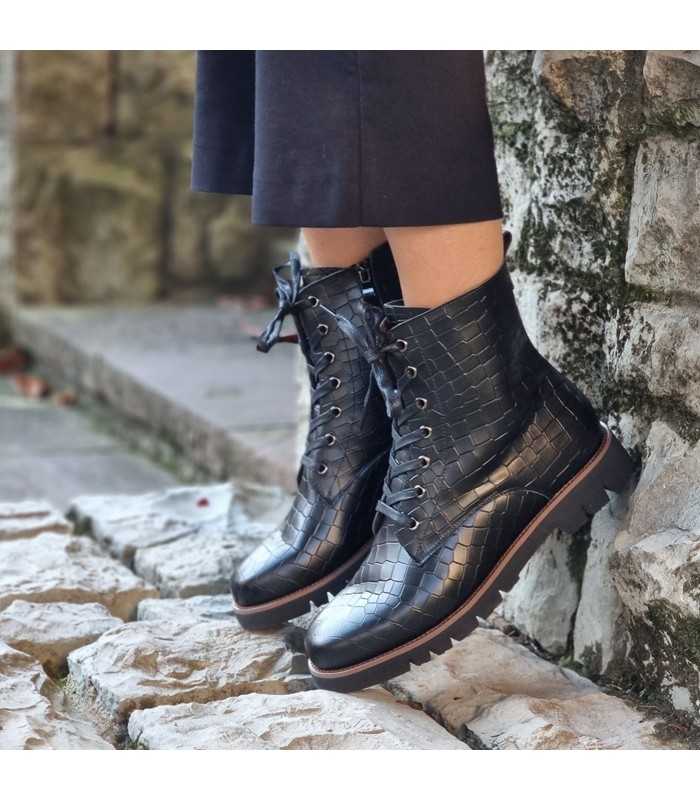 Bota militar mujer piel puestas en modelo vistas de perfil