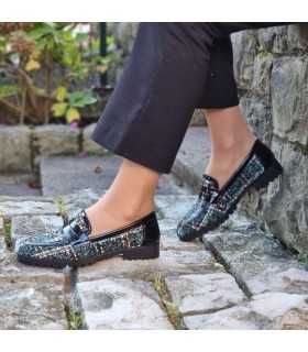 Zapatos mocasin mujer Jessica verde de Nival puestos modelo visto de perfil