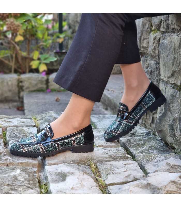 Zapatos mocasin mujer Jessica verde de Nival puestos modelo visto de perfil