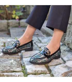 vista de los dos perfiles de Zapatos mocasin mujer Jessica verde de Nival puestos en los pies