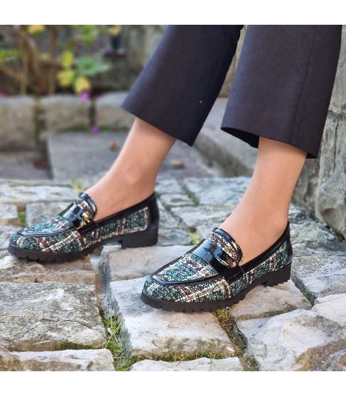 vista de los dos perfiles de Zapatos mocasin mujer Jessica verde de Nival puestos en los pies