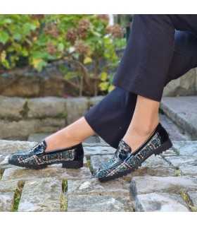 Zapatos mocasines mujer Jessica verde de Nival en modelo con pantalones negros