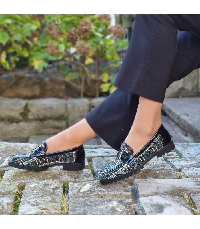 Zapatos mocasines mujer Jessica verde de Nival en modelo con pantalones negros