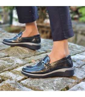 Zapatos mocasín cuña Miss de Suave by Leyland puestos en modelo