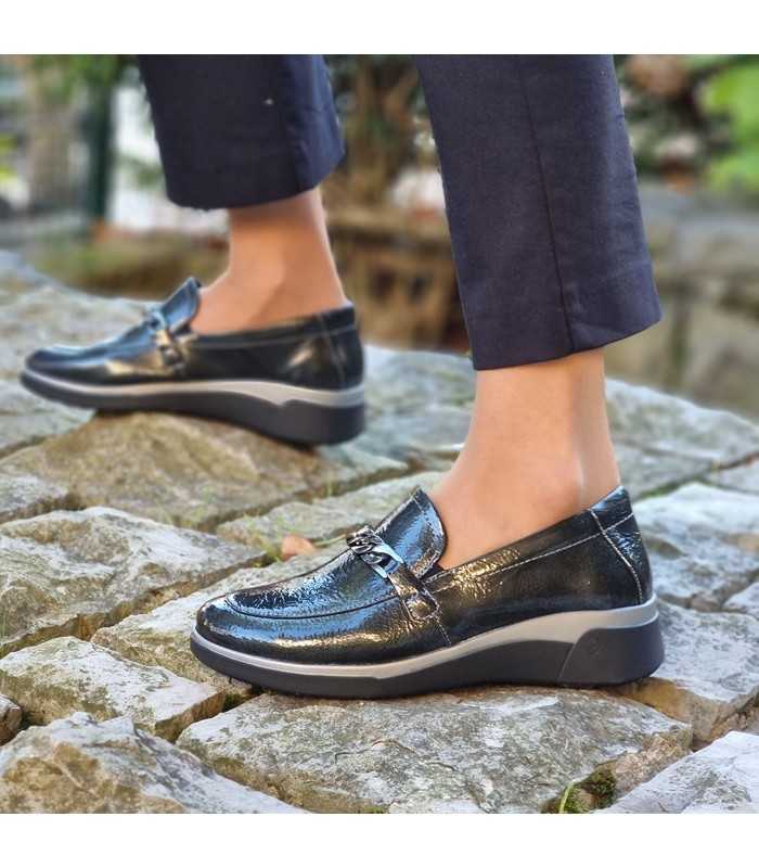 Zapatos mocasín cuña Miss de Suave by Leyland puestos en modelo