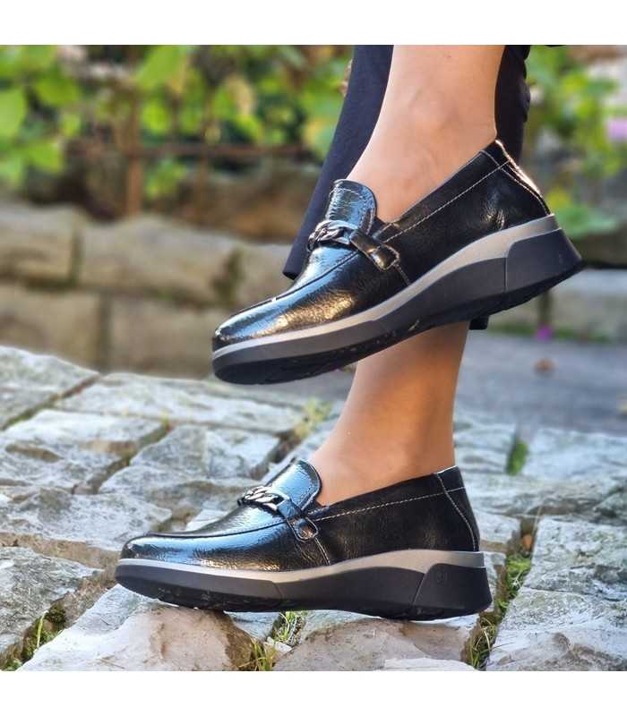 mujer luciendo los zapatos Miss de Suave con las piernas cruzadas