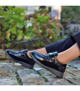 modelo con zapatos negros con cierre de velcro de Treintas