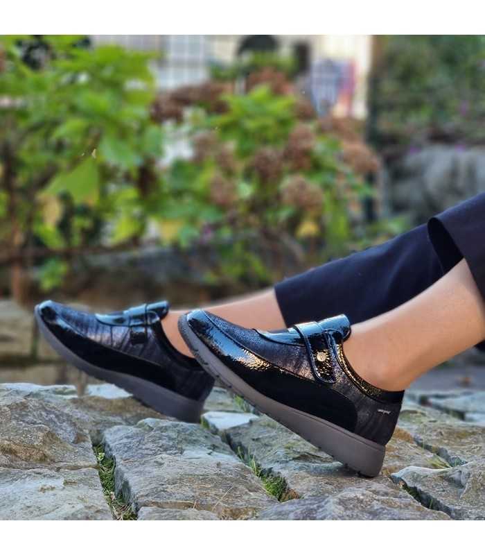 modelo con zapatos negros con cierre de velcro de Treintas