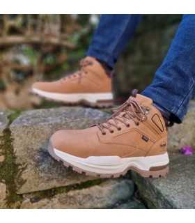 Hombre con las botas amarillas de Dockers