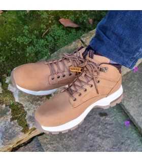 modelo con las botas amarillas de Dockers puestas con los pies cruzados