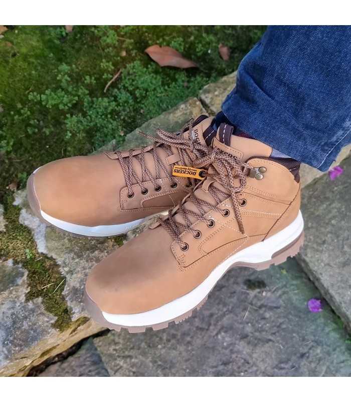 modelo con las botas amarillas de Dockers puestas con los pies cruzados