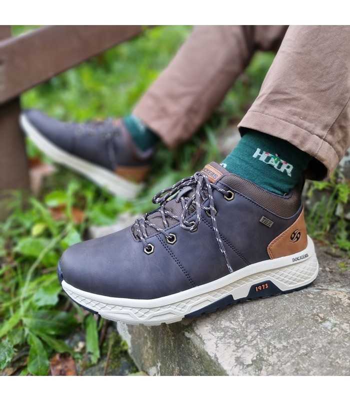 vista con los botines de Dockers puestos en los pies.