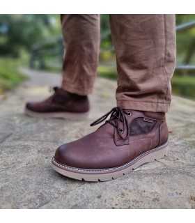 hombre posando con las Botas de piel marrón hombre de Himalaya