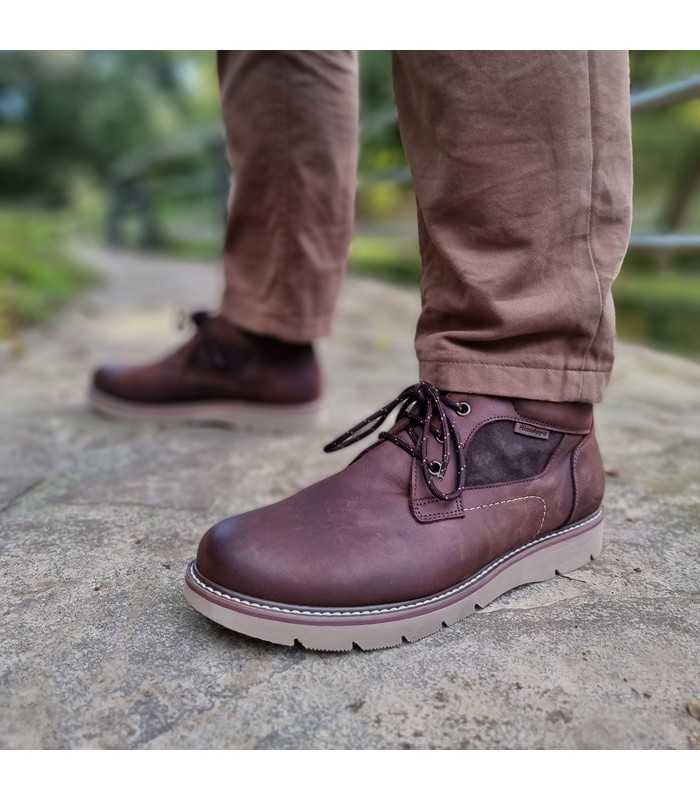 hombre posando con las Botas de piel marrón hombre de Himalaya