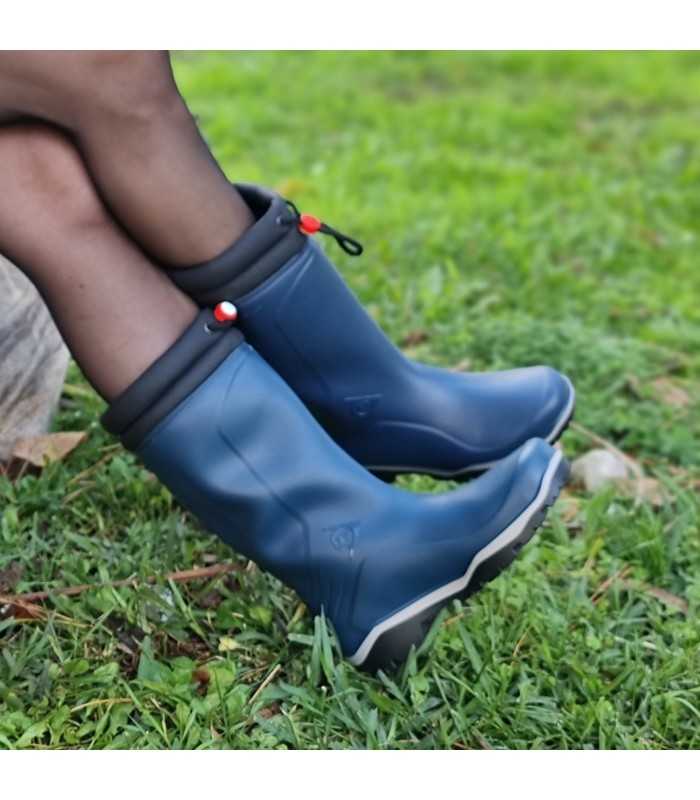 Botas agua mujer alta azul posando con los pies cruzados en la modelo.