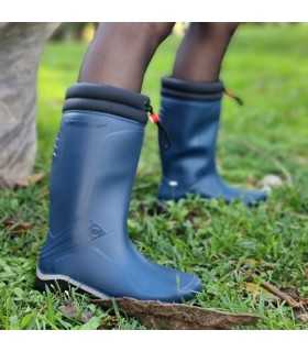 Bota agua caña mujer alta Blizzard de Dunlop azul puestas en una mujer en el campo