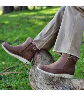 Bota mujer Lovely Collab de Skechers puestas en mujer.
