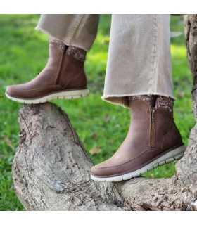 modelo posando con las botas ligeras Lovely Collab de Skechers