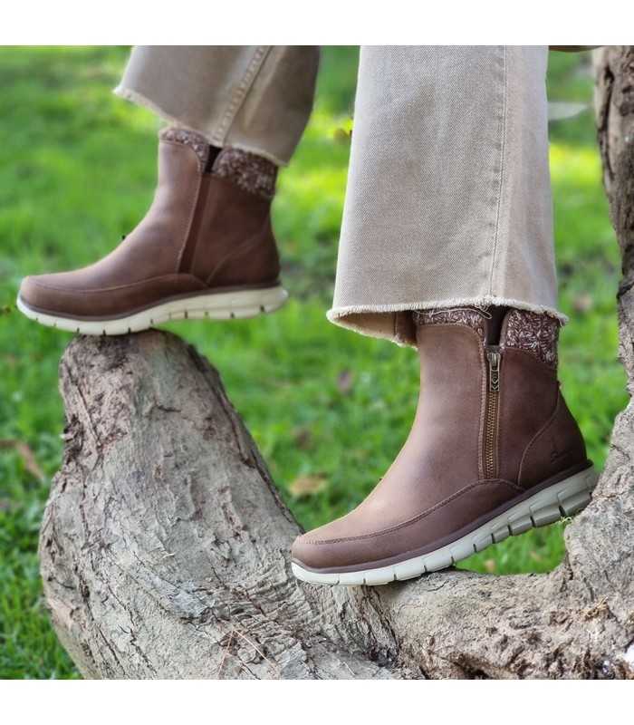 modelo posando con las botas ligeras Lovely Collab de Skechers
