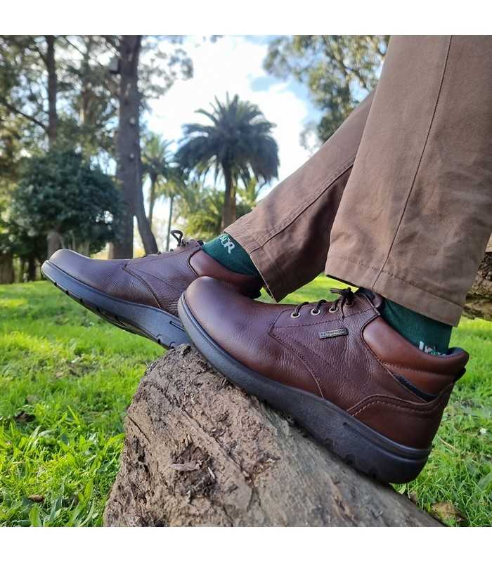 Botín Hombre Impermeable Piel Luisetti Street marrón puestas en un hombre