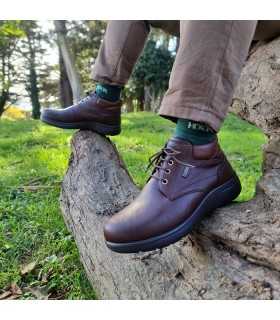 Modelo posando con el Botín de Hombre Impermeable Piel Luisetti Street color marron