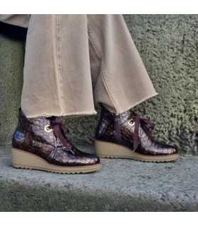 Botínes marrones de mujer cuña piel charol de DChicas en una mujer posando