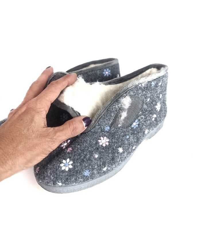 Cierre de velcro en zapatilla Doctor Cutillas gris con flores