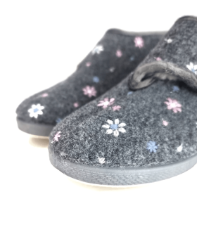 detalle del textil de paño con flores bordadas,