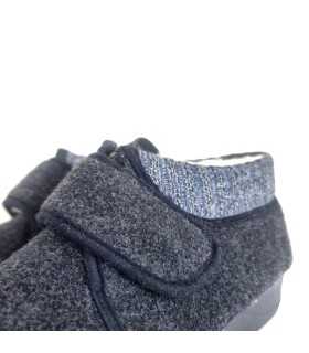 Cierre de velcro en zapatilla azul marino con lana virgen Doctor Cutillas