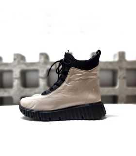 Bota charol beige-negro Comfort Class con cuña - vista lateral completa