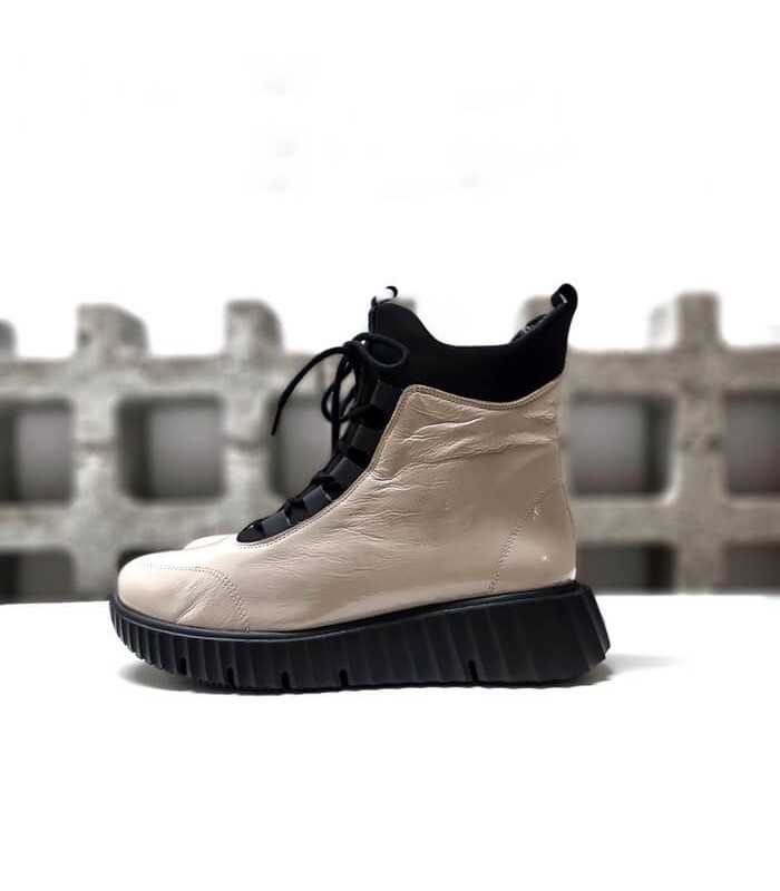 Bota charol beige-negro Comfort Class con cuña - vista lateral completa