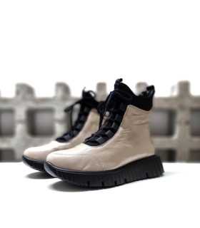 Bota Comfort Class charol beige-negro con cordones - diseño medio perfil