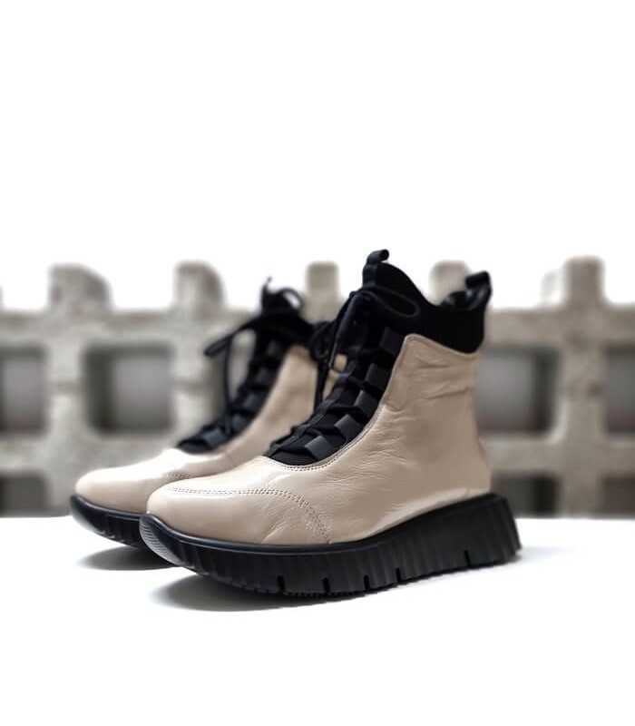 Bota Comfort Class charol beige-negro con cordones - diseño medio perfil