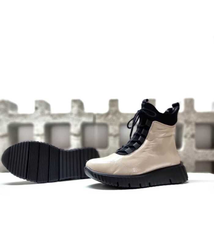 Suela decorada y antideslizante de bota Comfort Class charol beige-negro