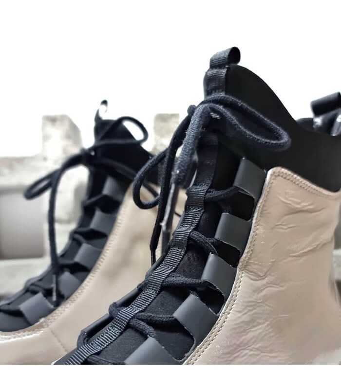 Detalle de cierre con cordones en bota Comfort Class charol beige-negro