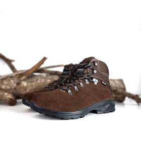 Imagen de medio perfil:
Detalles de la botas Chiruca Xacobeo 27 en piel serraje marrón con membrana Gore-Tex.