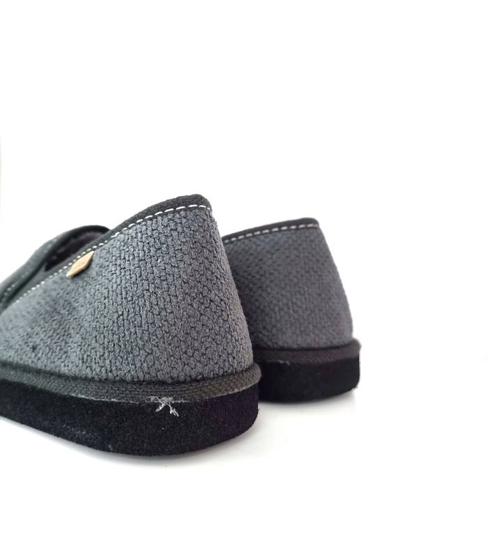 Detalle del talón de la zapatilla casa hombre  gris de Cabrera con piso micro poroso.