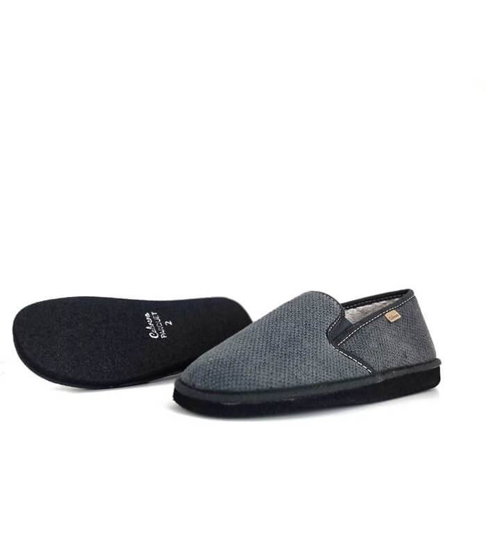 Vista de la seula micro poros de las zapatillas de hombre grises