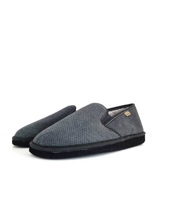 Zapatilla de casa hombre Cabrera en color gris, vista de medio perfil.