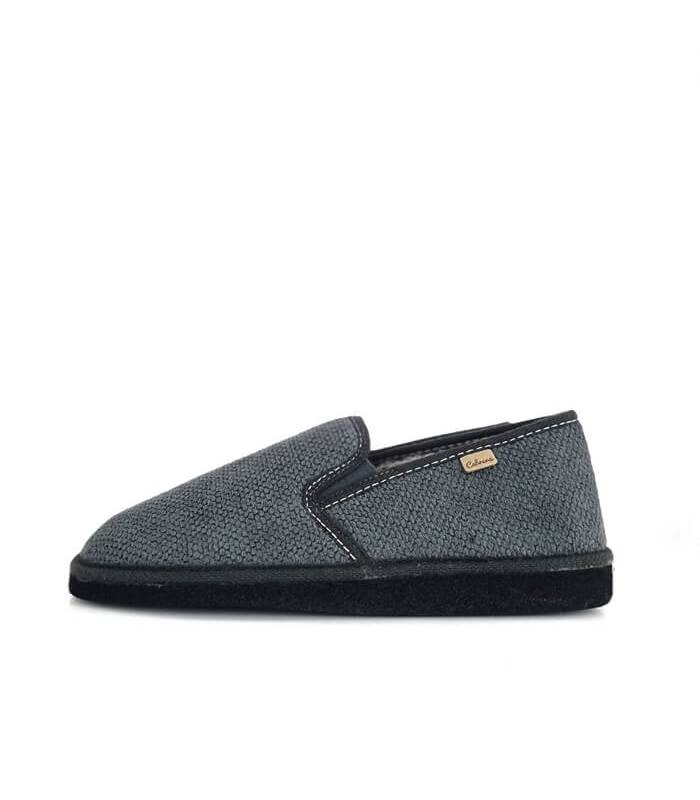Zapatilla casa cerrada hombre Cabrera en color gris, vista de perfil.