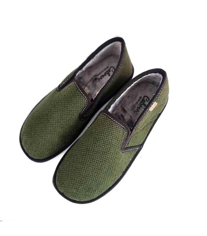 vista superior del forro de zapatillas de casa verde