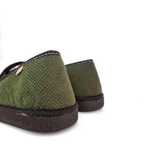 Detalle del talón de la zapatilla casa hombre verde de Cabrera con piso micro poroso.