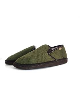 Zapatilla casa cerrada hombre Cabrera en color verde, vista de perfil.