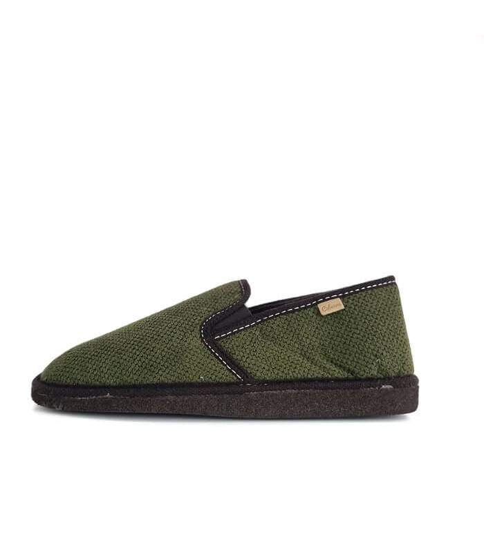 Zapatilla de casa hombre Cabrera en color verde, vista de medio perfil.