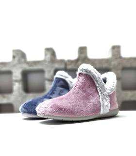 Foto de Medio Perfil:
Zapatillas bota mujer Garrido Muro en rosa o azul suave con ribete de pelo gris, vista de medio perfil.