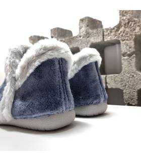 Detalle del talón de la zapatilla bota mujer azul suave Garrido Muro con ribete de pelo gris.